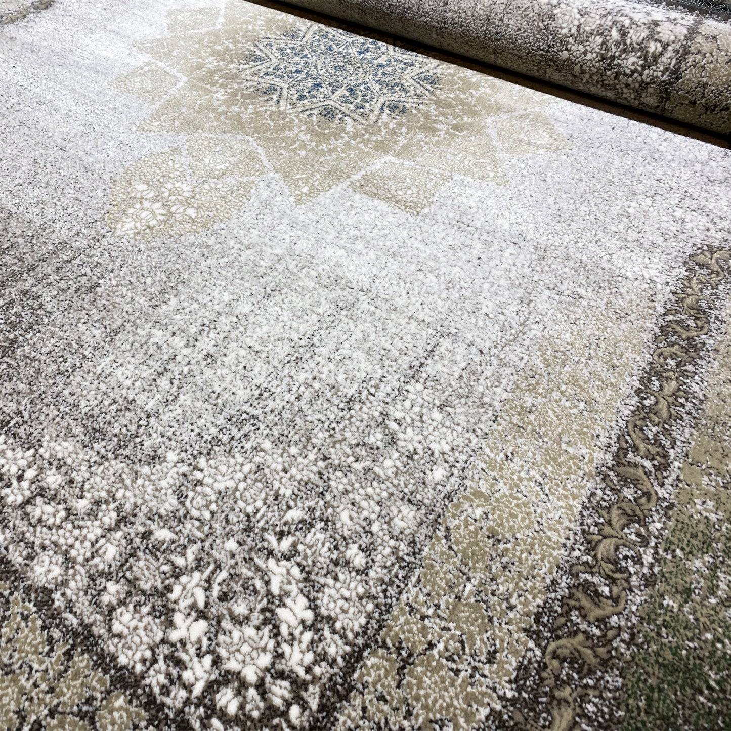 Dekorativer Teppich mit ornamentalem Design in Rauchgrün.