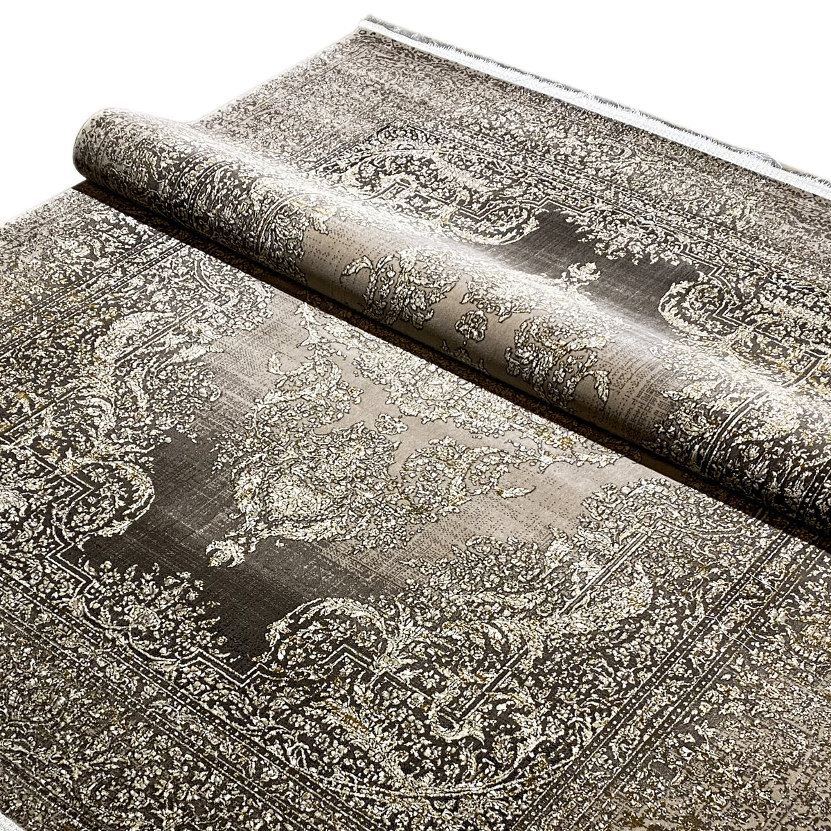 Alfombra enrollada con ornamentación paisley en beige plateado y gris oscuro