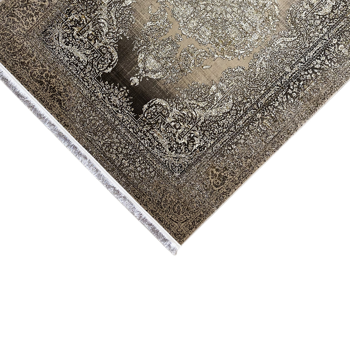 Alfombra con ornamentos beige sobre fondo oscuro, en diagonal, borde blanco