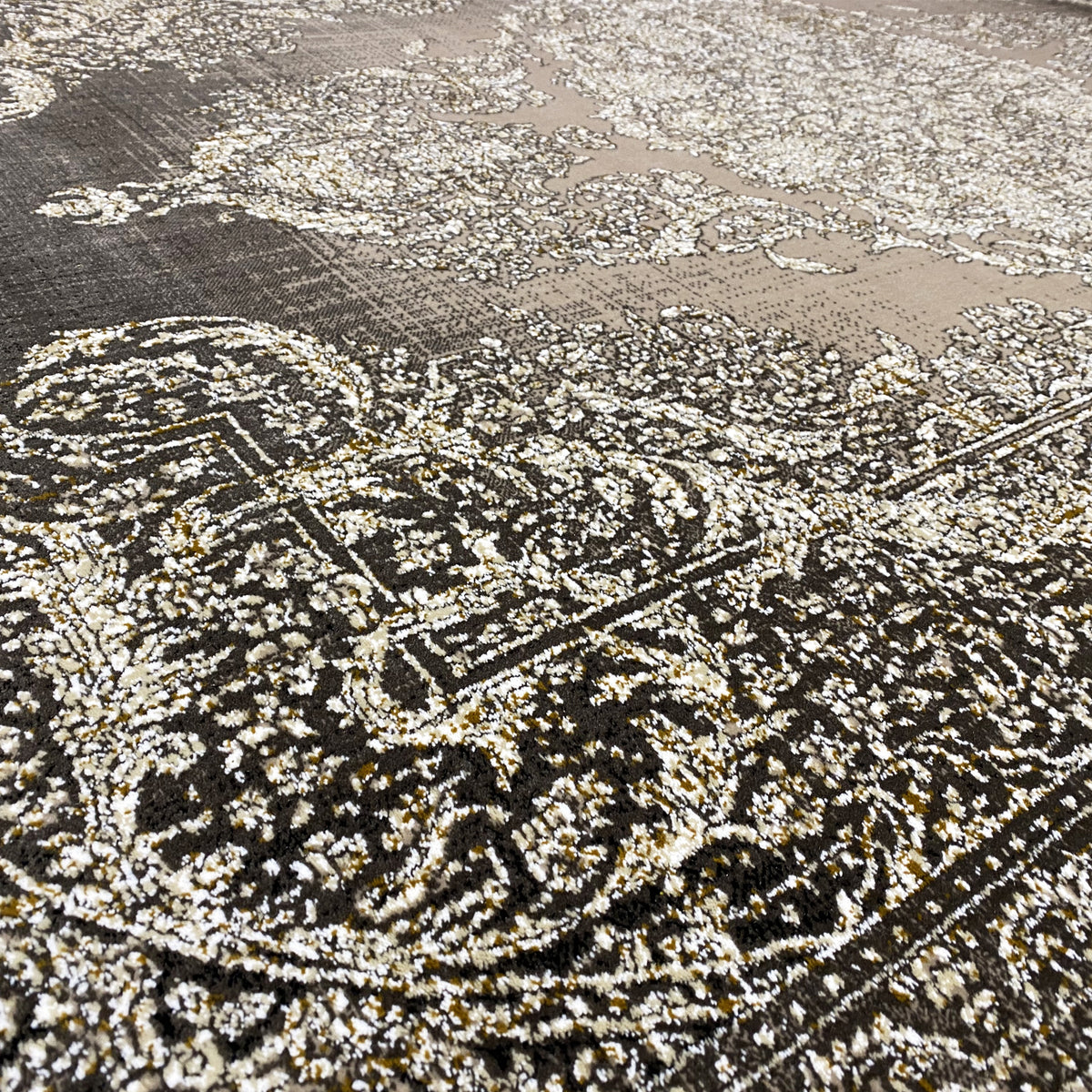 Superficie de alfombra con un fino estampado ornamental y textura, marrón grisácea, detalles beige