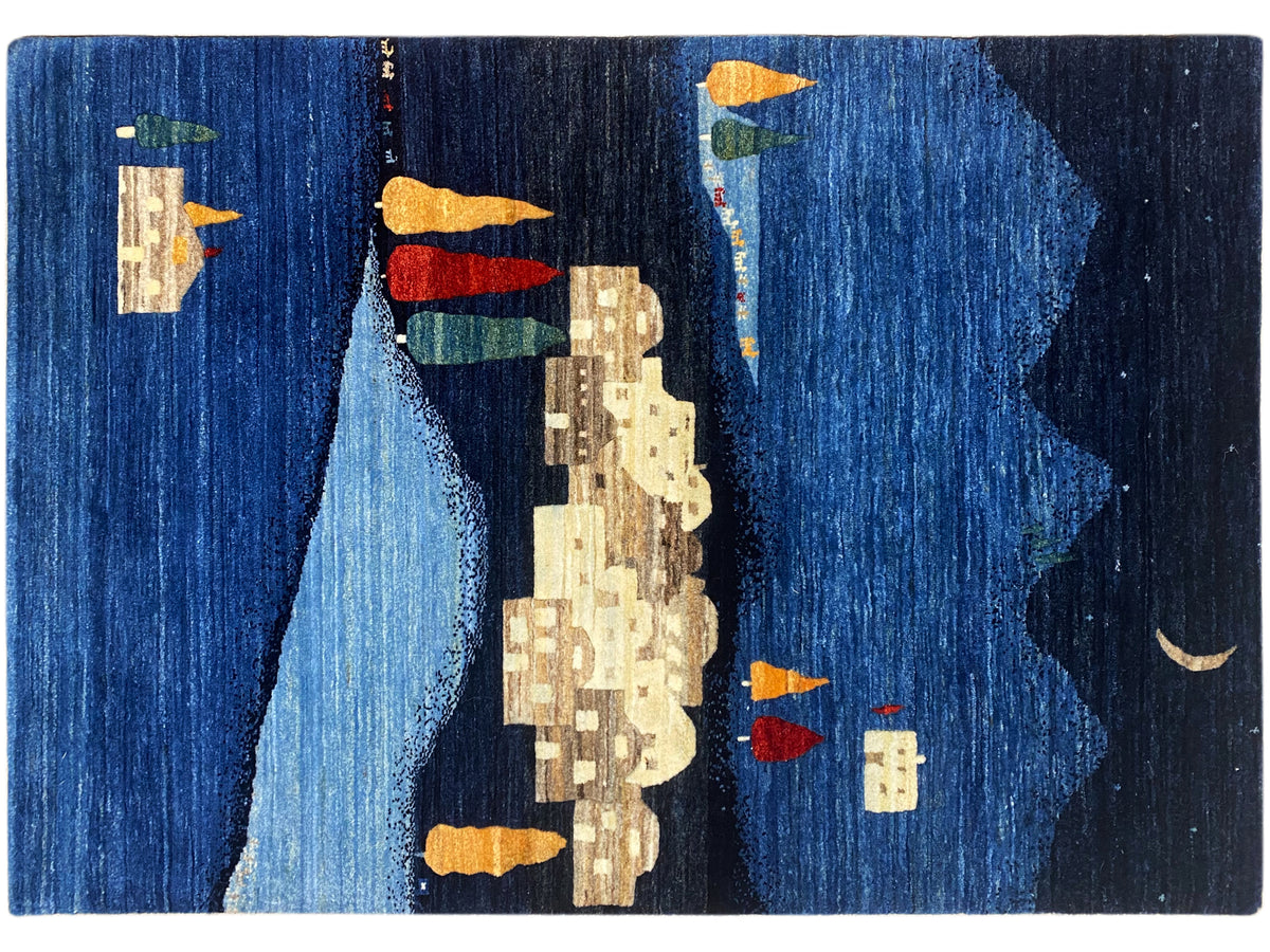 Gabbeh-Luri Teppich Nahansicht: blaues Muster mit beigem Haus, roten/gelben Elementen und Mondsichel.