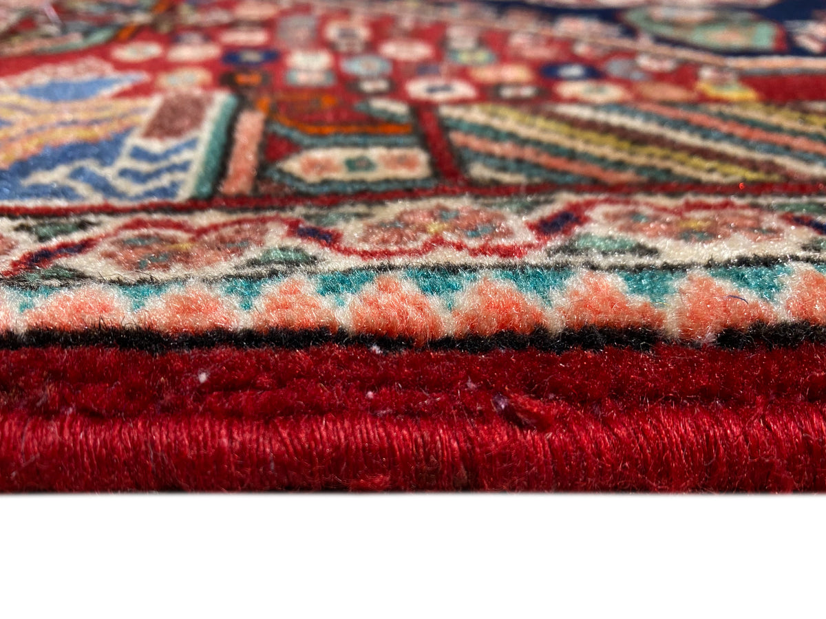 Borde de alfombra: pelo corto en el borde con remate rojo y hilos multicolores