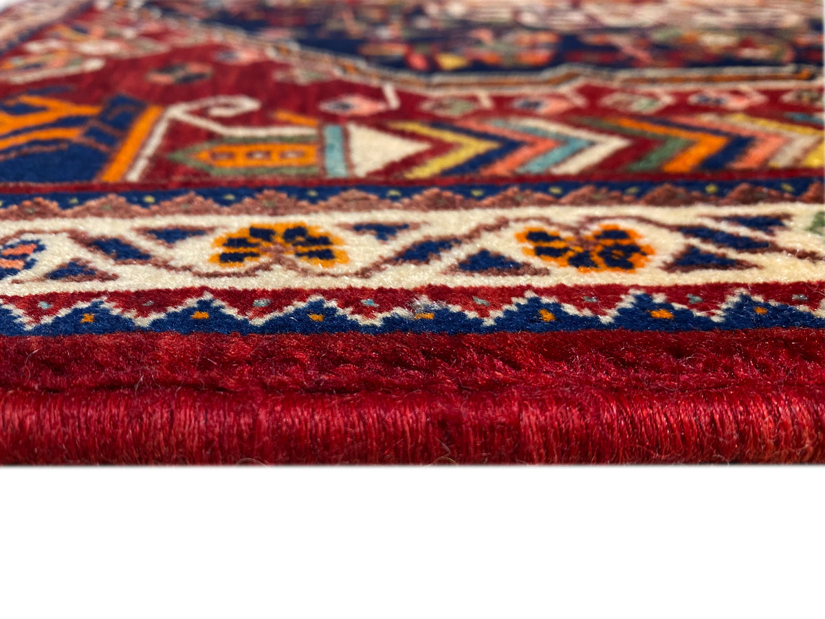 Alfombra de 63x60 cm Detalle: borde rematado con pelo rojo y cenefa azul y blanca