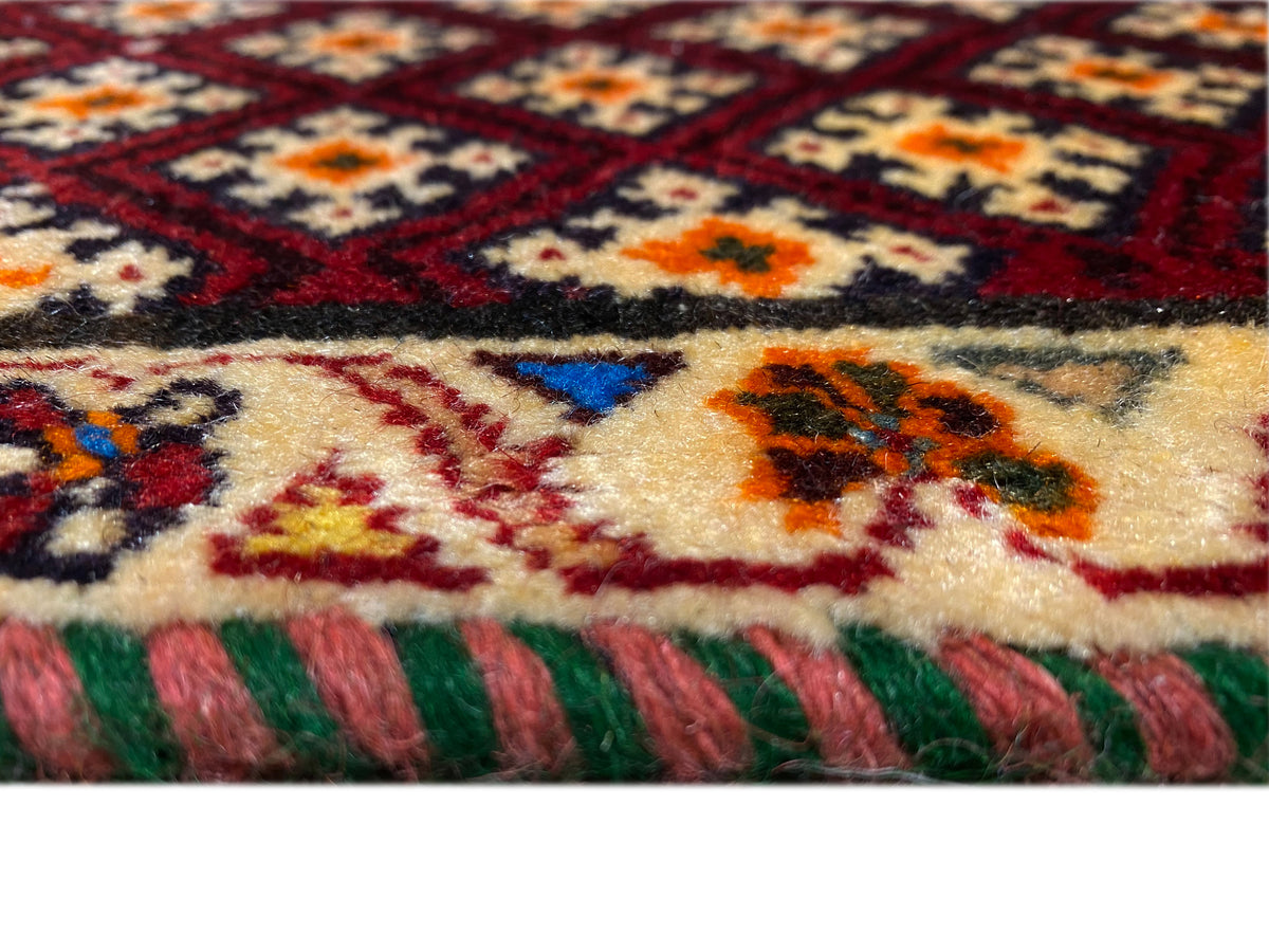 Alfombra Poshti de 61x59 cm: detalle de la estructura del pelo y del borde multicolor, con flecos