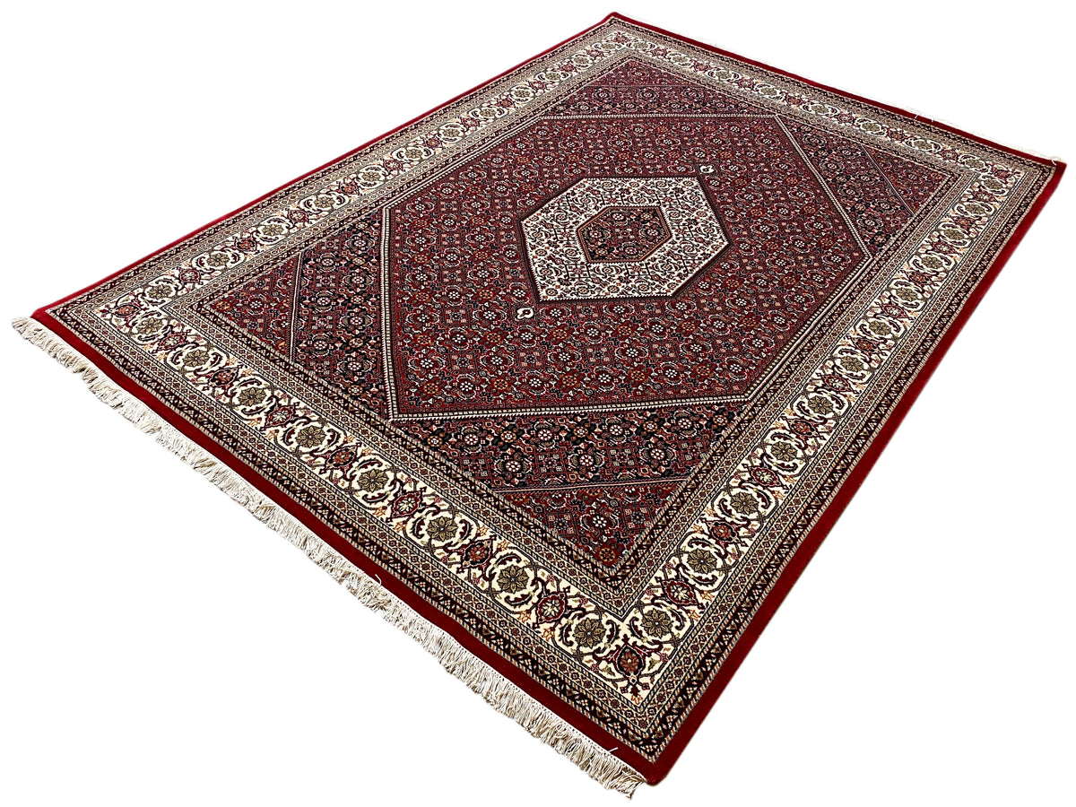 Alfombra roja de Bidjar con medallón central, cenefa decorativa y flecos, aprox. 244x173 cm