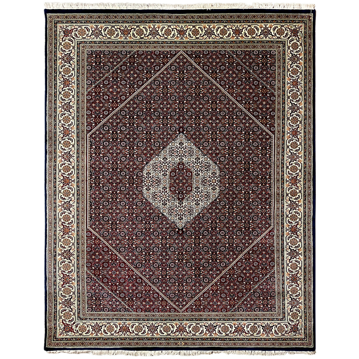 Alfombra Bidjar con medallón cuadrado, ornamentos rojos sobre un fondo oscuro