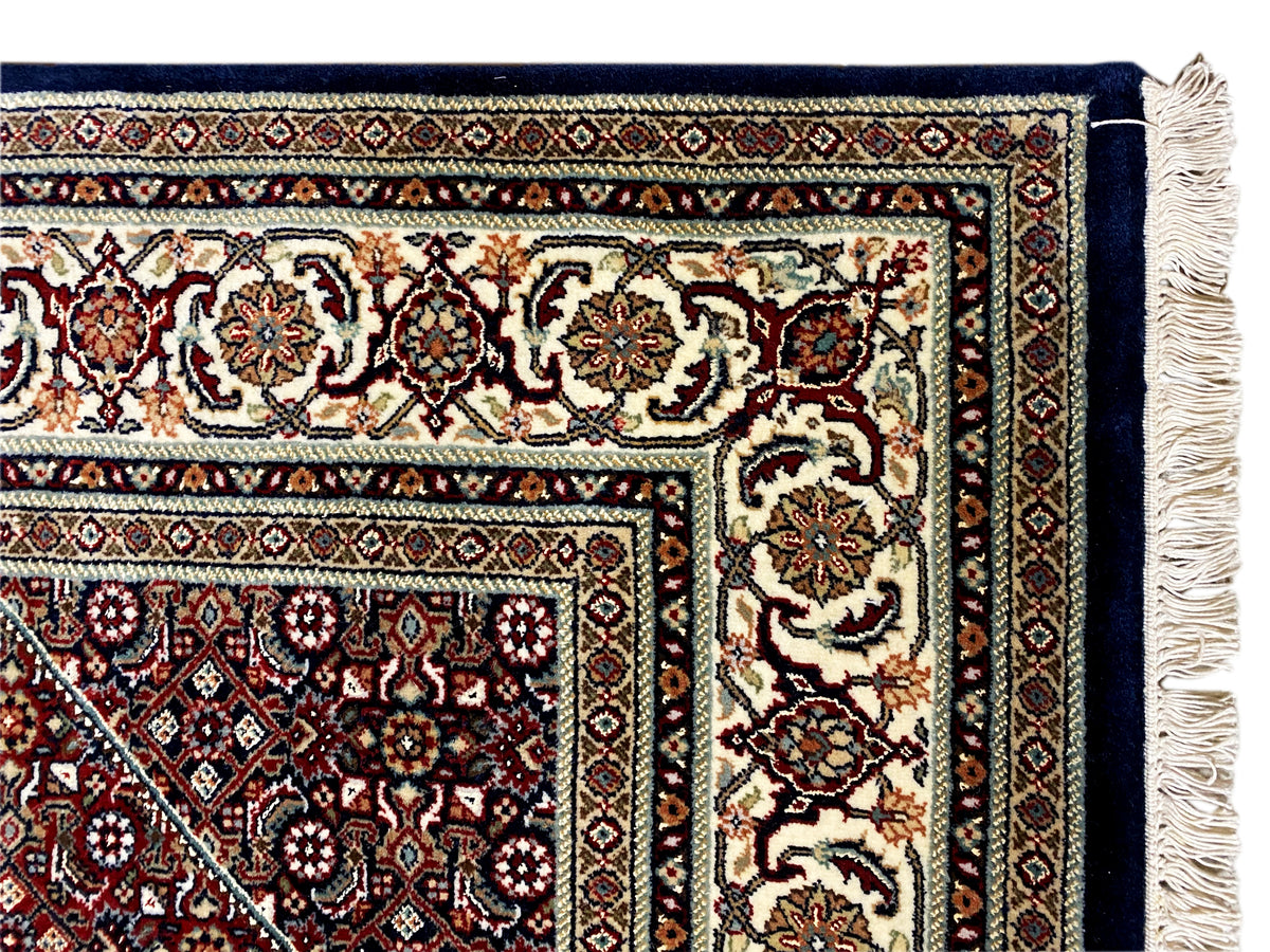 Alfombra con borde decorativo y flecos en los laterales