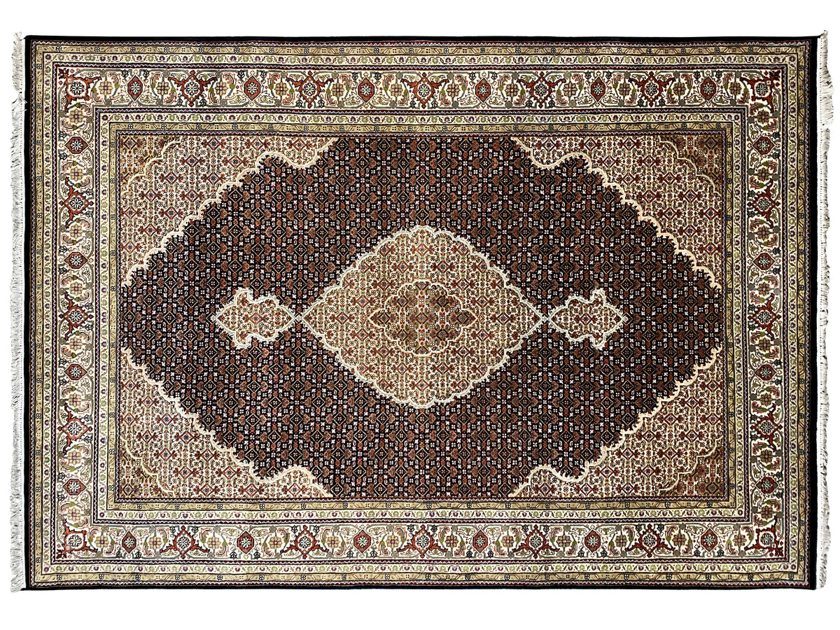 Alfombra persa Indo-Tabriz marrón con campo ornamental oscuro y rombos claros, vista de cerca