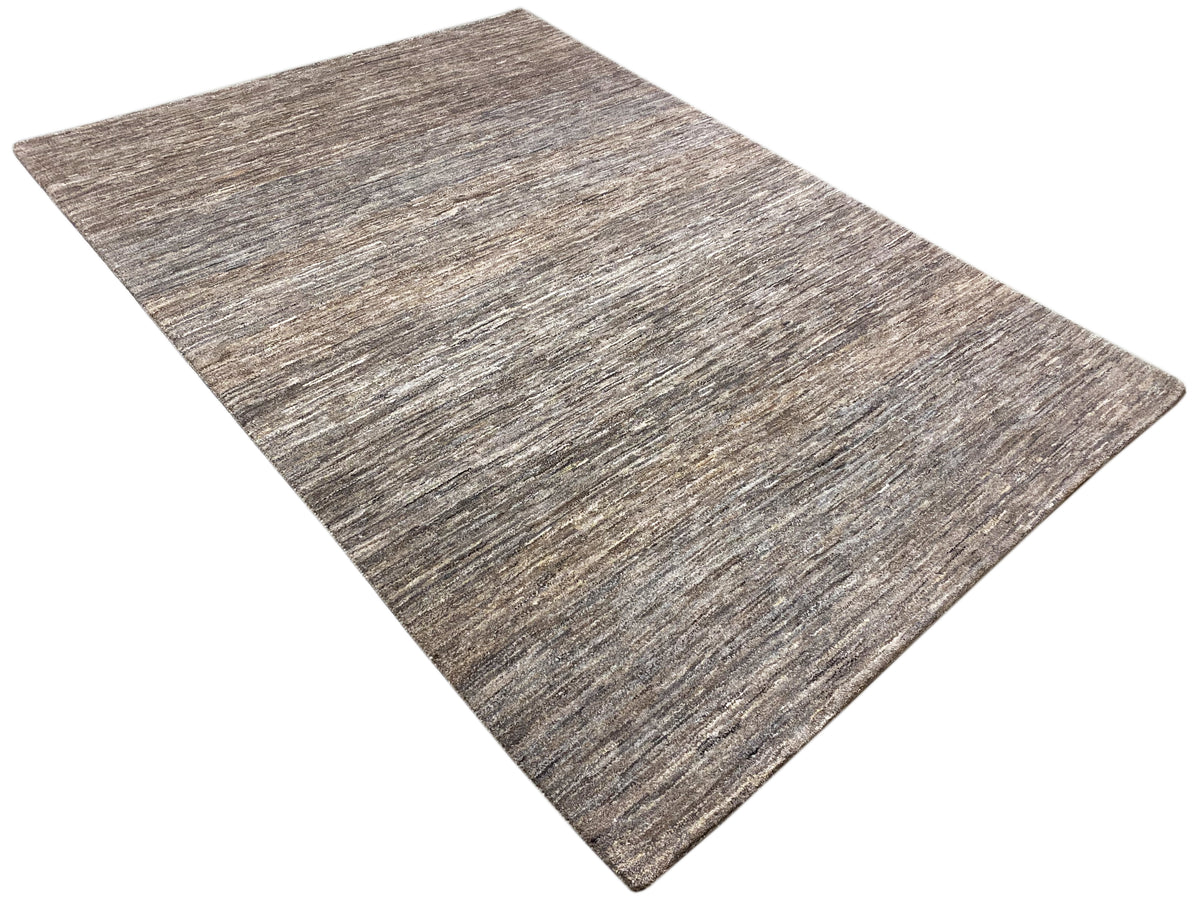 Alfombra de 243x168 en gris pardo con un patrón diagonal de líneas jaspeadas.