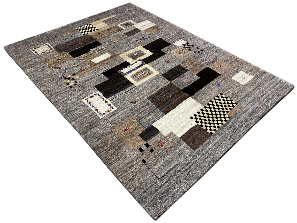 Alfombra Gabbeh de 235x171 cm con patrón geométrico de patchwork en gris y marrón