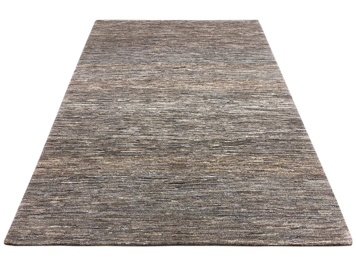 Alfombra de 243x168 con un patrón integral gris-marrón y una textura fina y uniforme.