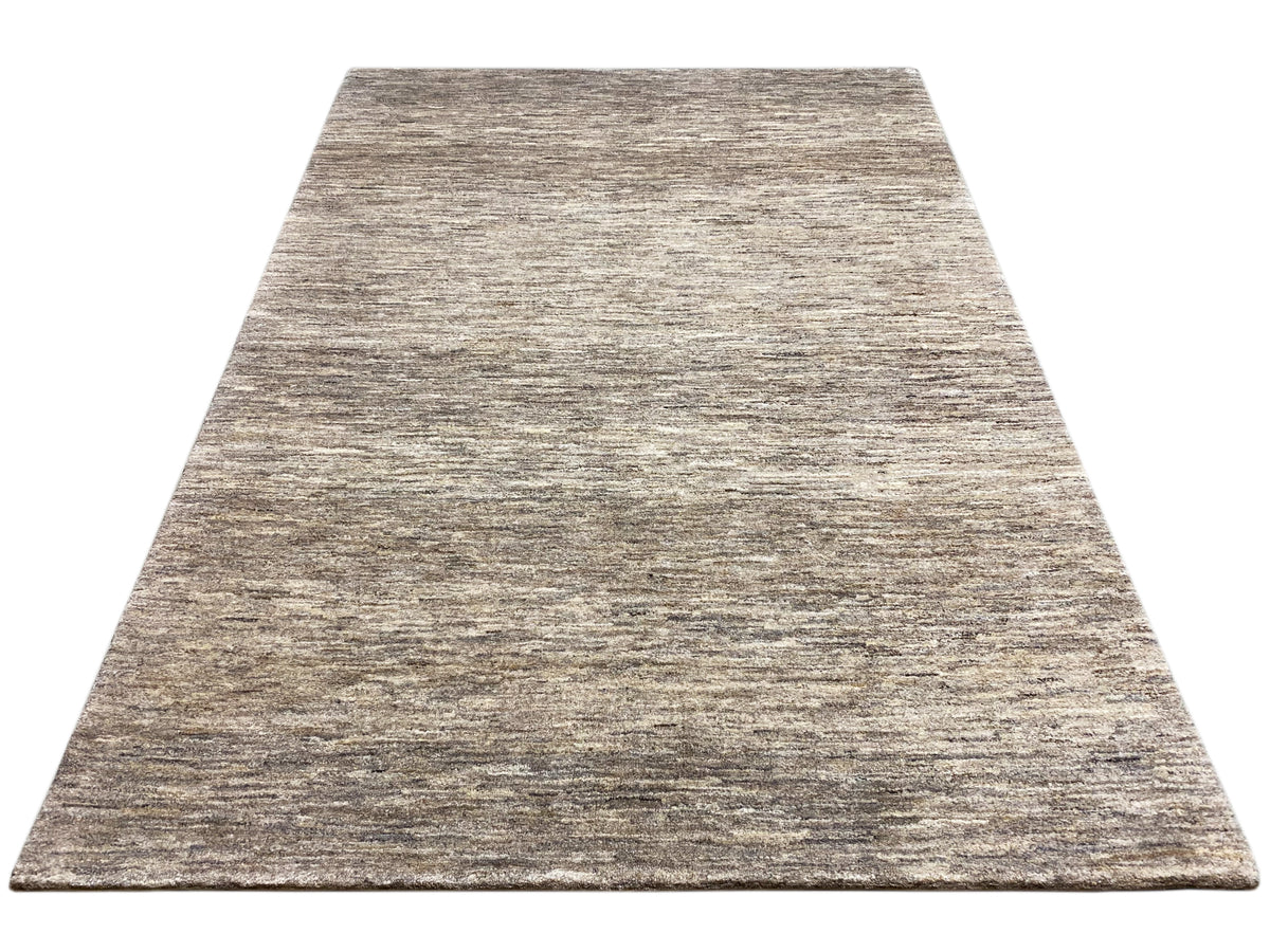 Alfombra Gabbeh rectangular, patrón jaspeado beige y gris sobre una superficie lisa
