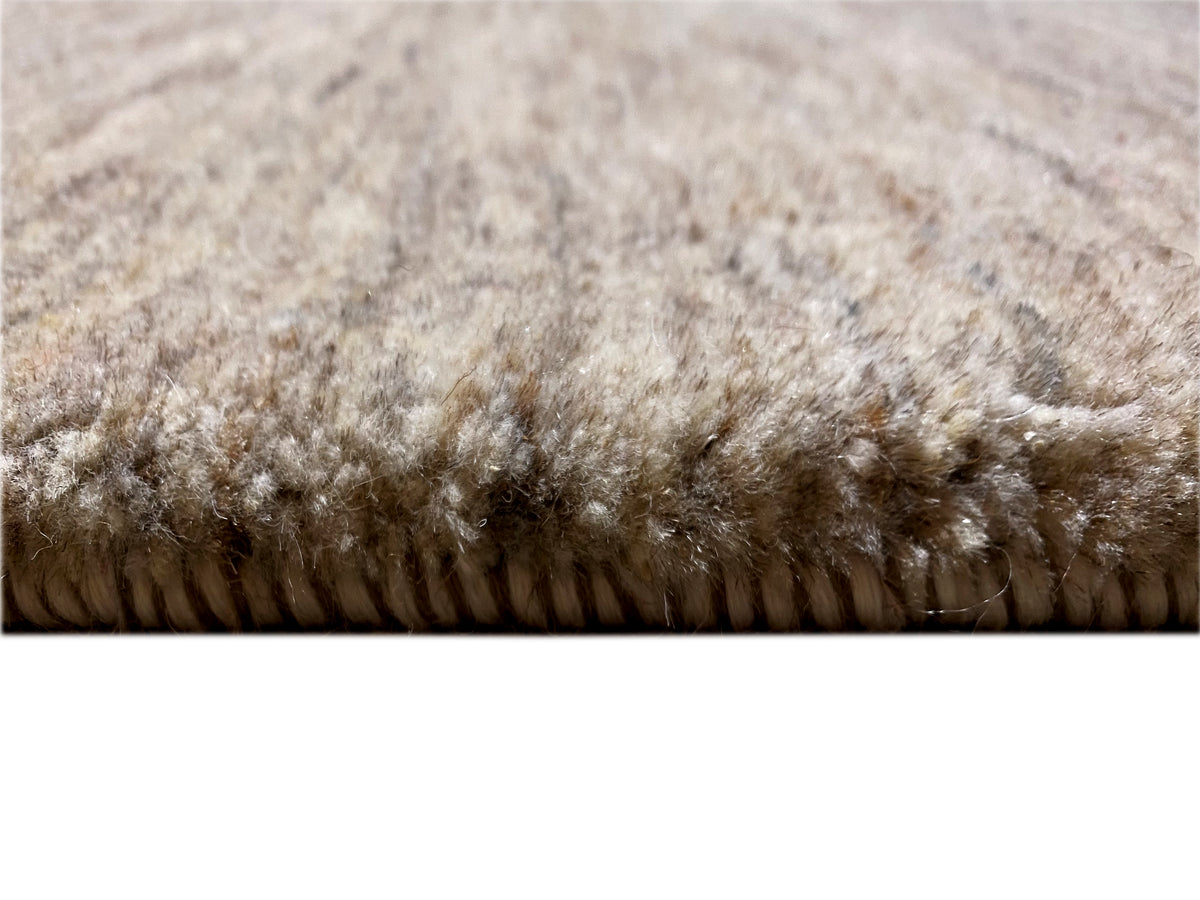 Primer plano del pelo: alfombra Gabbeh con una densa textura marrón-beige