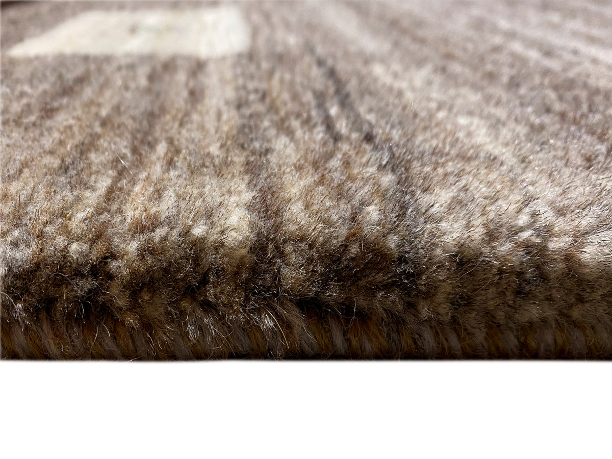 Superficie de pelo corto de una alfombra Gabbeh en gris beige, pelo detallado