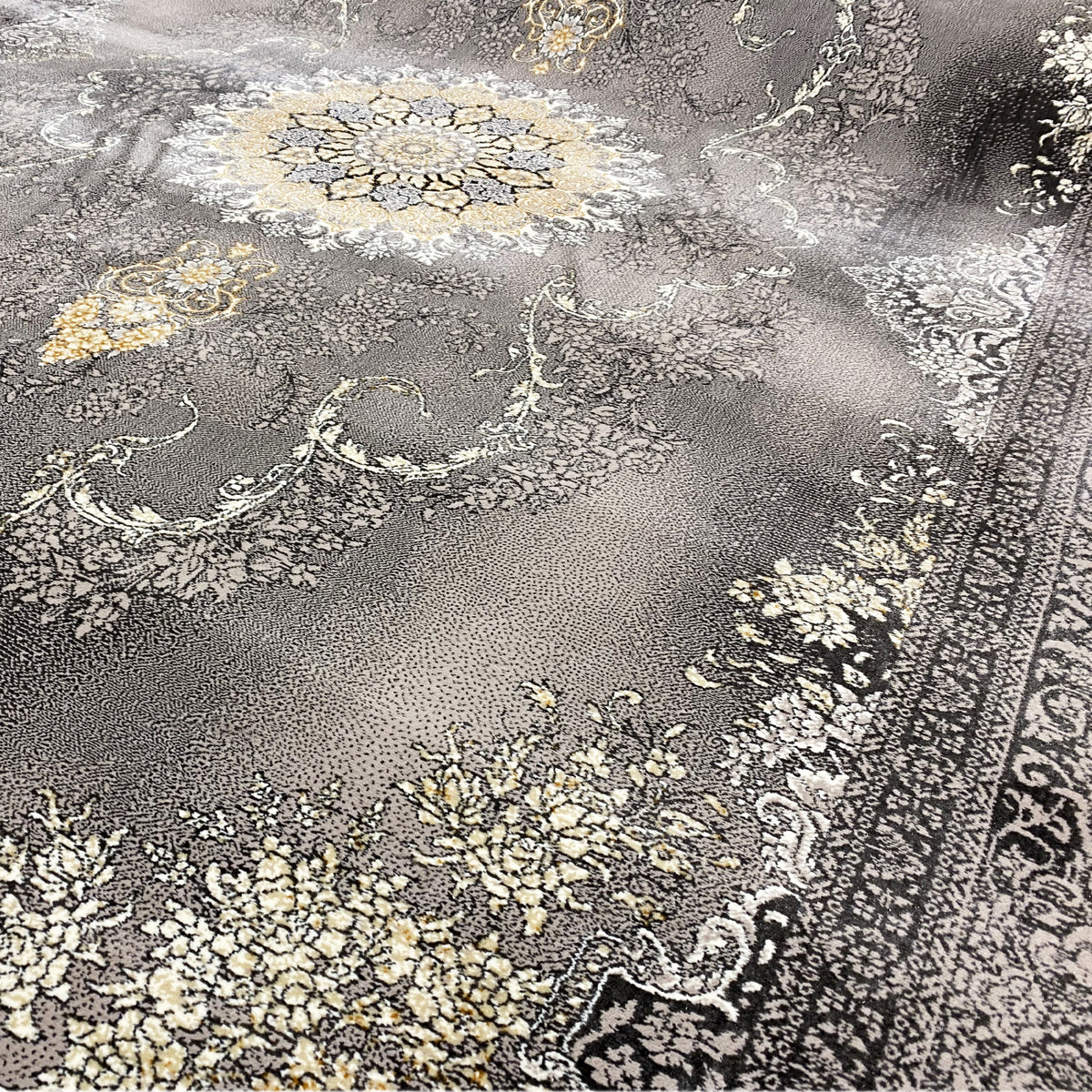 Vista detallada de la alfombra Kashan: pelo gris con ornamentos florales en dorado y beige