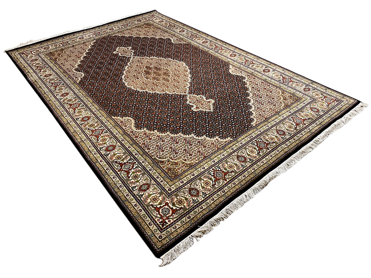 Alfombra persa Indo-Tabriz marrón extendida, con motivo central y cenefa estampada