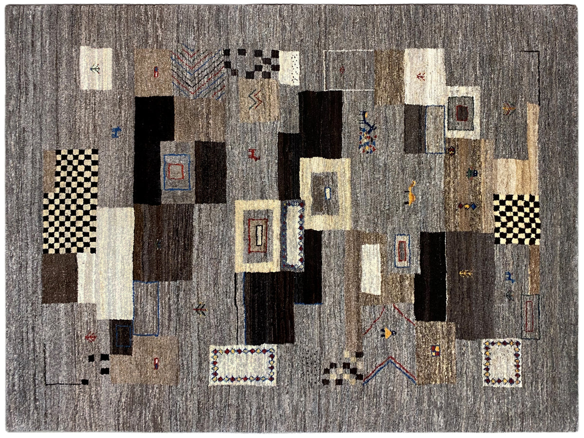 Alfombra Gabbeh de 235x171 cm con base gris y detalles de colores en el diseño