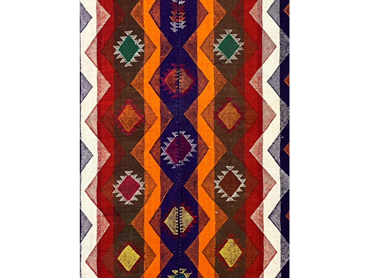 Alfombra kilim con un motivo vertical de rombos y zigzag en rojo, azul, naranja y verde