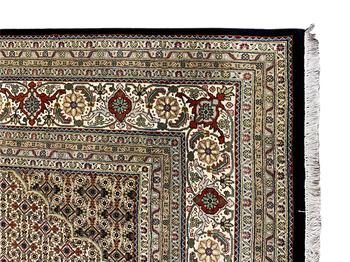 Alfombra Tabriz marrón con decoración de cenefa finamente estampada, vista de cerca del borde