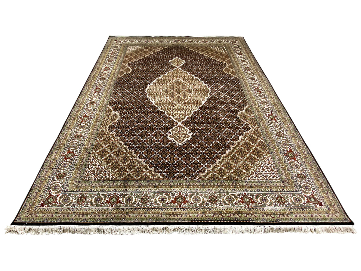 Alfombra persa Indo-Tabriz marrón con medallón ornamental y cenefa floral, flecos.