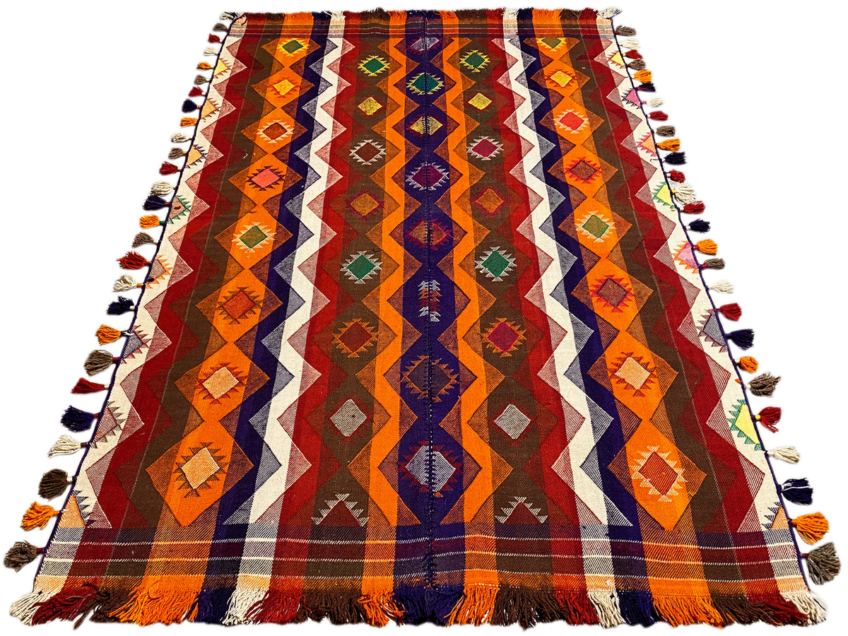 Alfombra de yute de 237x150 cm extendida en diagonal, con rombos geométricos en naranja, azul y verde