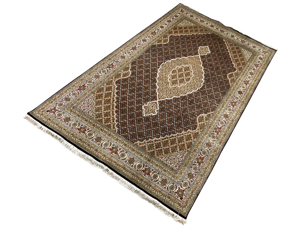 Alfombra persa Indo-Tabriz marrón con medallón central, entramado de rombos y cenefa, flecos.
