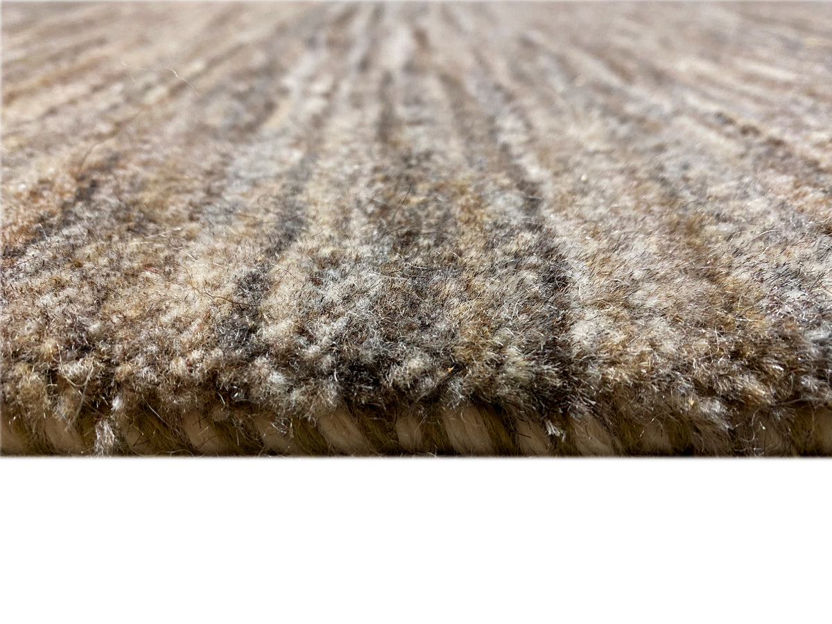 Alfombra de 243x168: superficie de pelo detallada en gris-marrón con efecto texturizado.