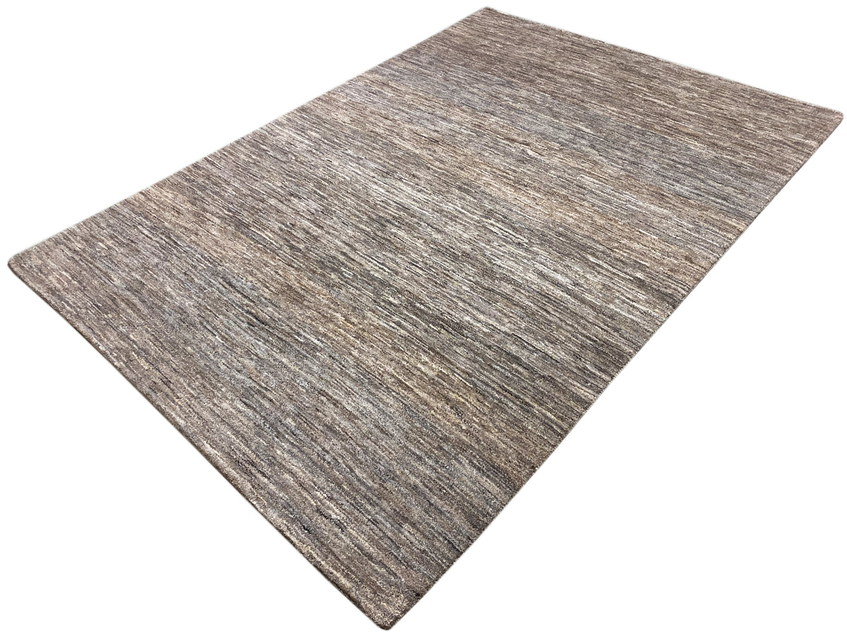 Alfombra de 243x168 con un patrón jaspeado gris-marrón y una estructura tejida claramente visible.