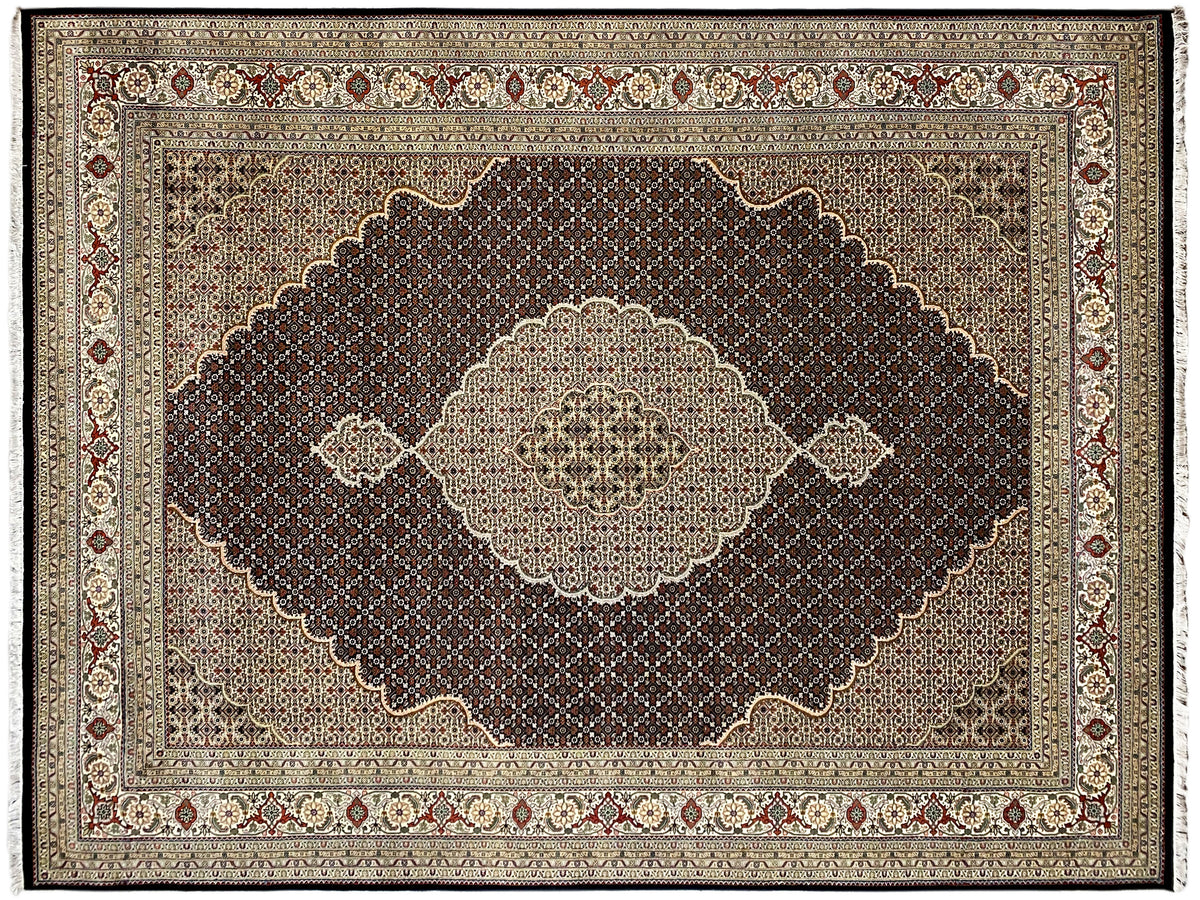 Alfombra rectangular con campo oscuro y medallón central claro, cenefa perimetral