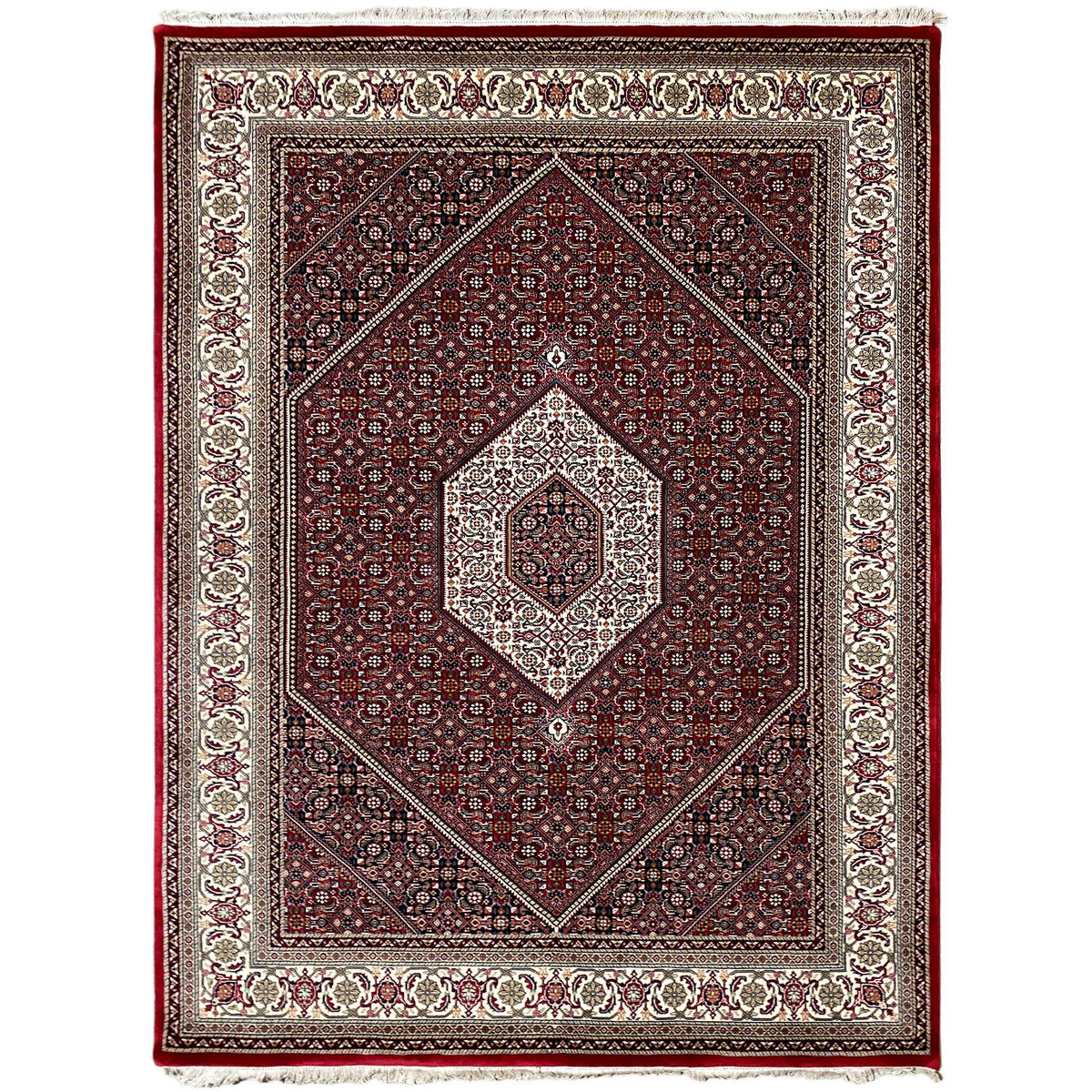 Alfombra roja con medallón central y cenefa perimetral en crema y azul oscuro