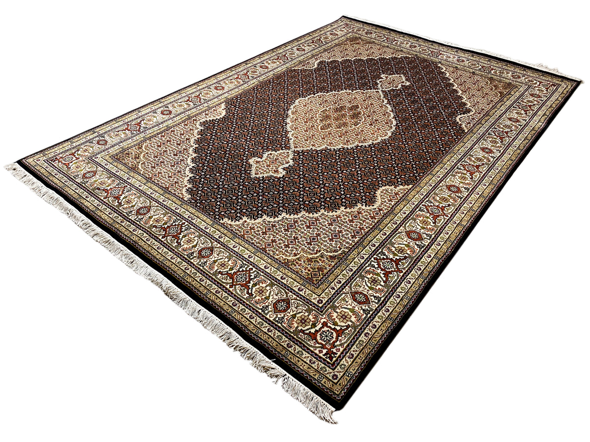 Alfombra persa Indo-Tabriz marrón colocada en diagonal, centro oscuro con medallón beige