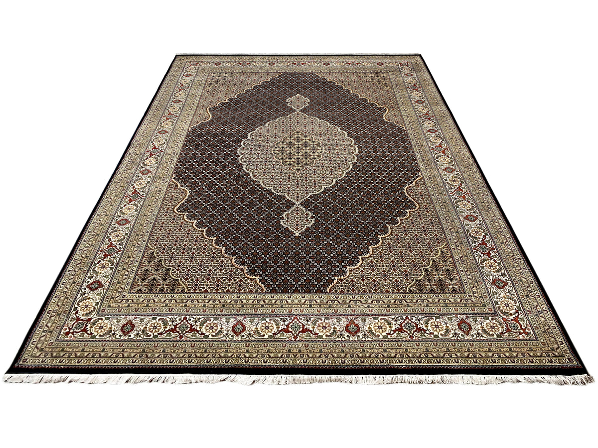 Alfombra rectangular con base marrón, diseño de medallón y flecos en los laterales