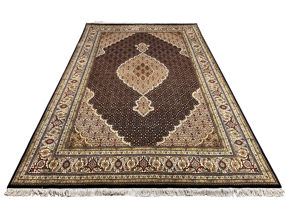 Alfombra persa Indo-Tabriz marrón con gran medallón y cenefa ornamental, marrón/beige