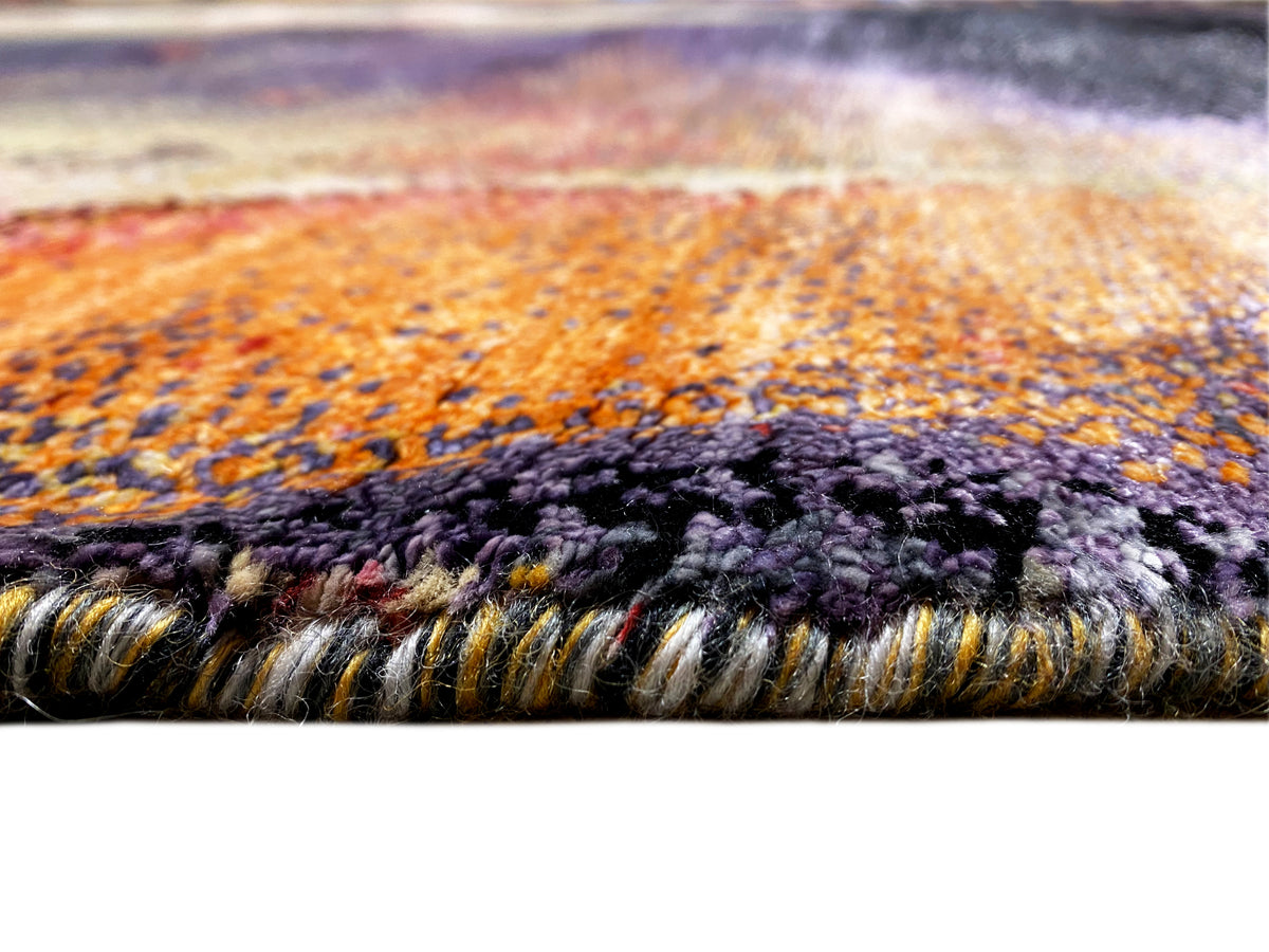 Vista detallada del diseño de la alfombra: pelo alto con borde multicolor y flecos.