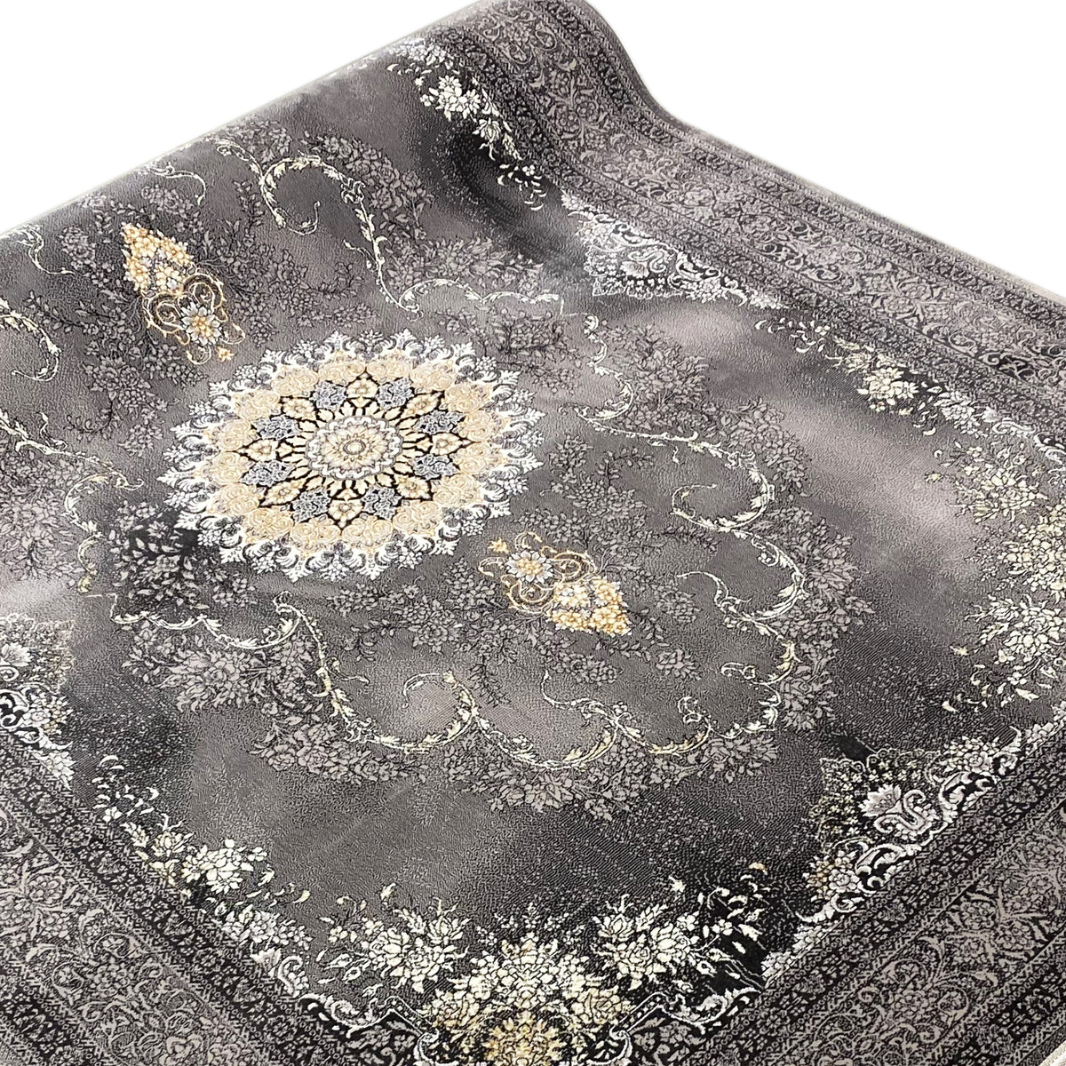 Alfombra Kashan con diseño de medallón en gris, detalles dorados y blancos, y cenefa decorativa