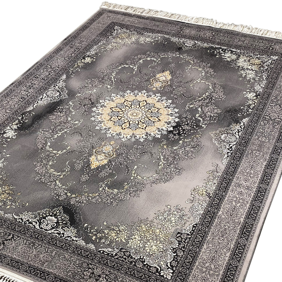 Alfombra Kashan extendida con medallón, fondo gris, detalles dorados y cenefa ornamental