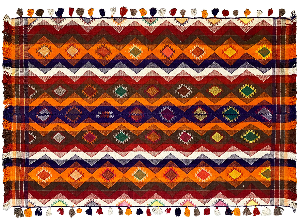 Alfombra bereber 237x150 cm, de pelo corto, con una franja ancha de diseño de rombos y zigzag