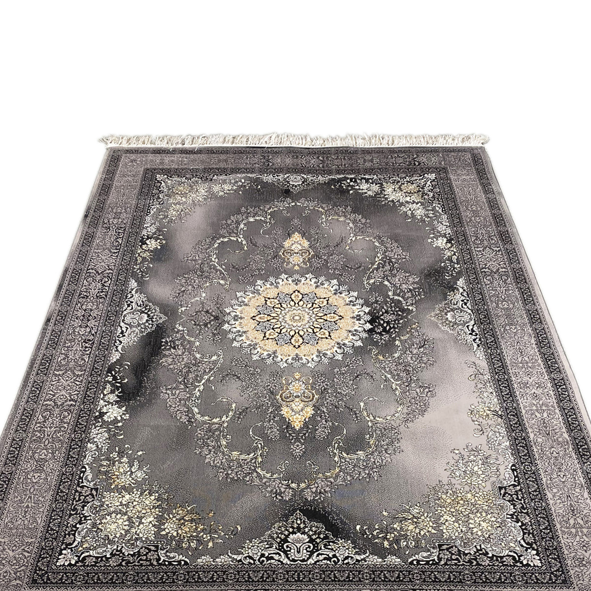 Alfombra Kashan con medallón central, fondo gris, ornamentos dorados y blancos y flecos