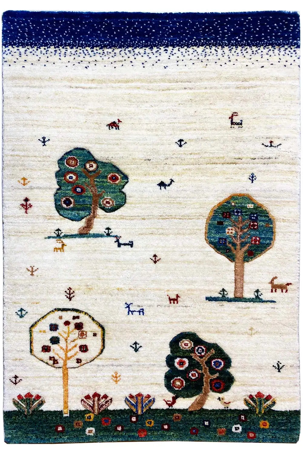 Alfombra Gabbeh, color crema con borde azul, árboles y animales en un motivo ornamental colorido