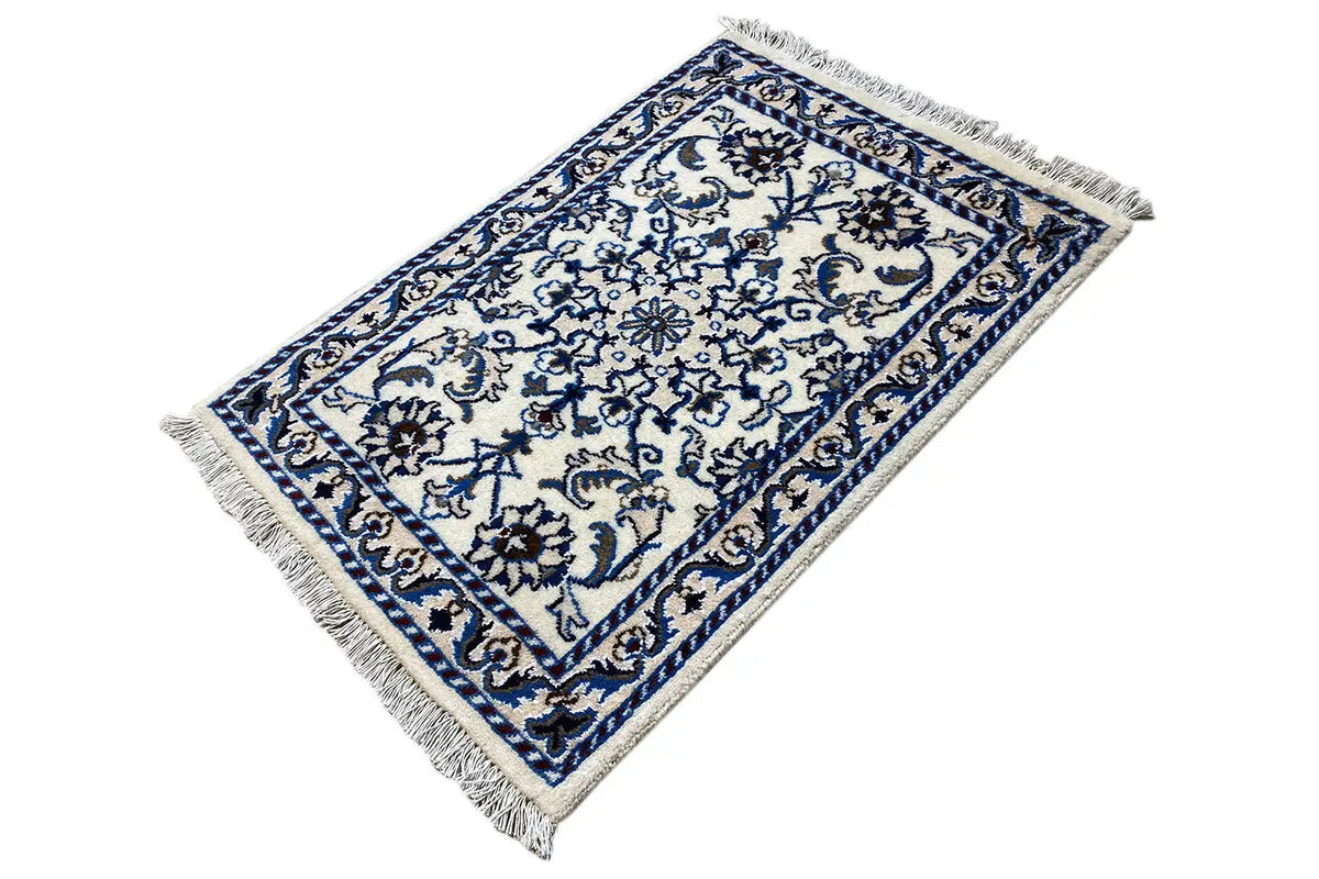 Alfombra Nain rectangular azul y blanca, con un denso diseño ornamental y flecos