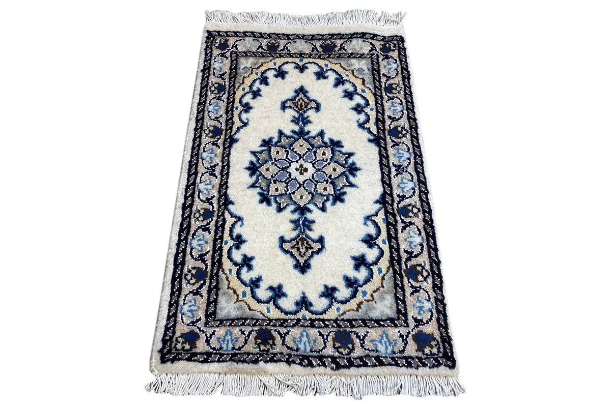 Alfombra Nain rectangular de 57×37 cm, azul y blanca, con flecos en el borde