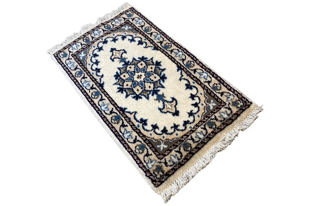 Alfombra oriental de 65x38 cm, inclinada, con ornamento de marco azul y flecos en las esquinas