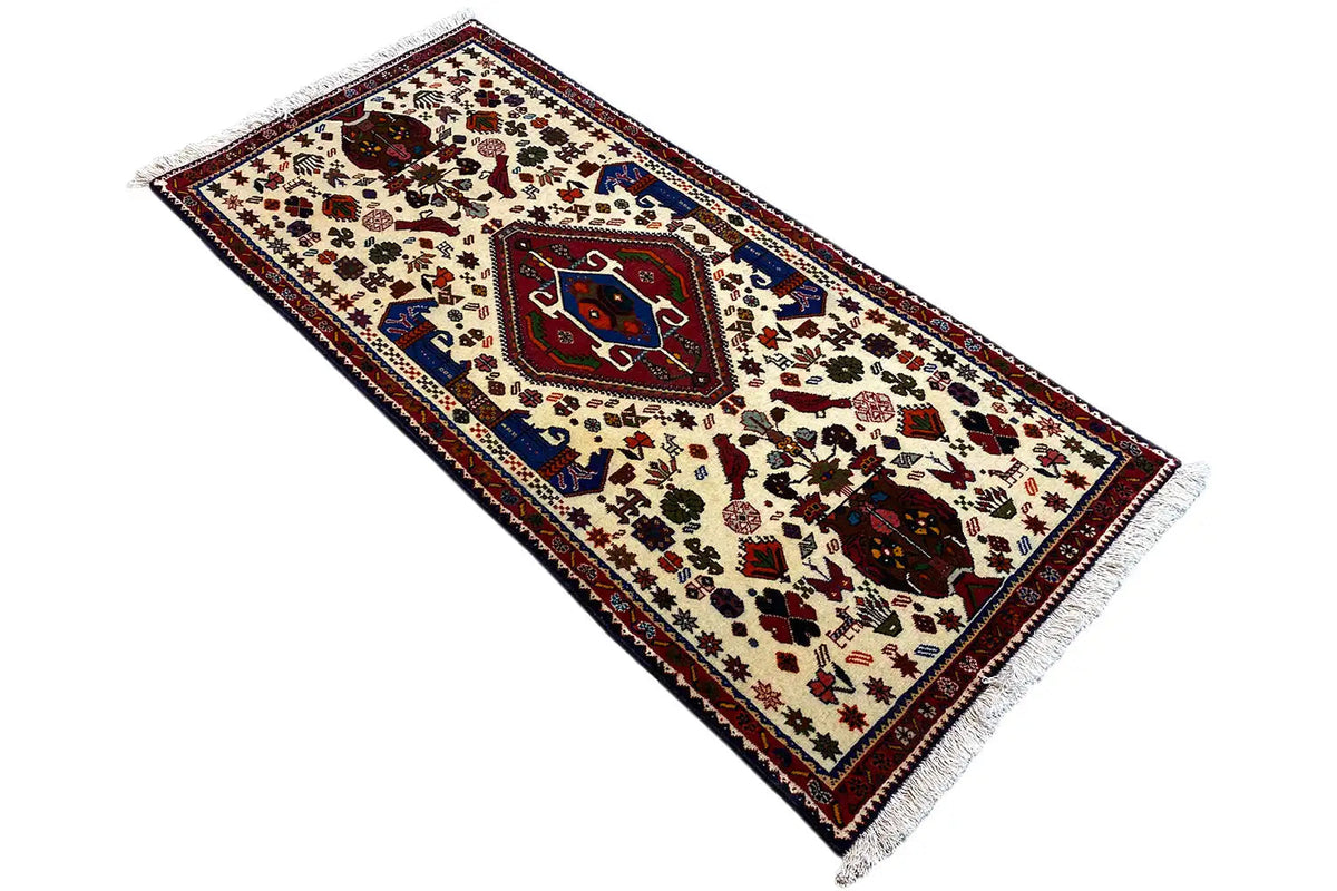 Alfombra oriental en color crema con estampado rojo y azul, cenefa, flecos, 153x72 cm