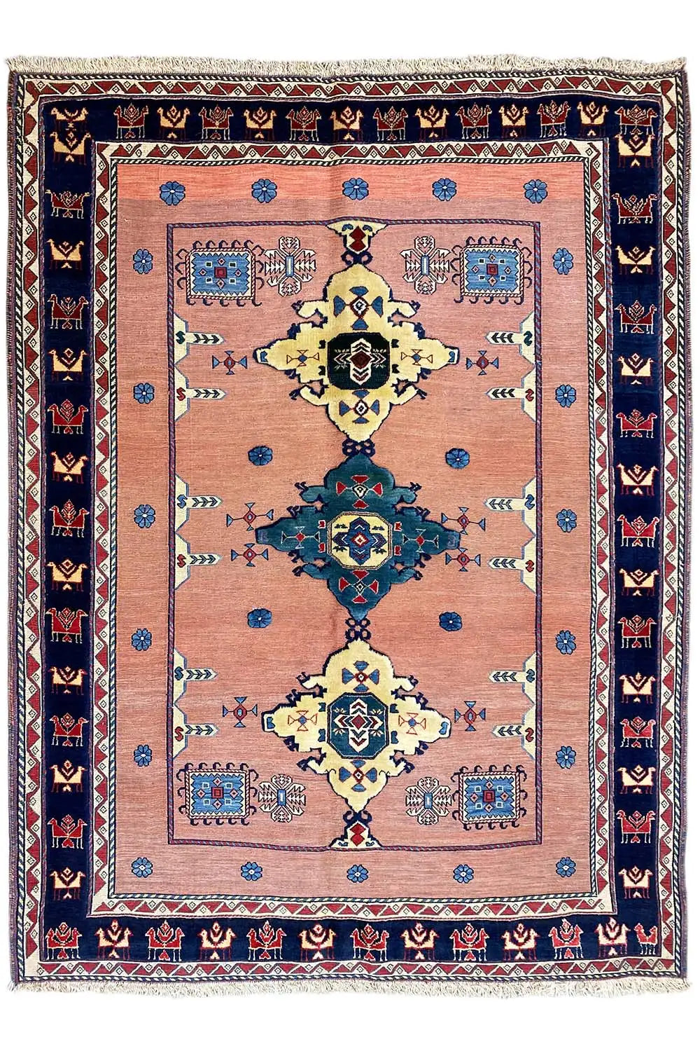 Alfombra oriental con medallón simétrico en rosa, azul, amarillo y zonas azul marino