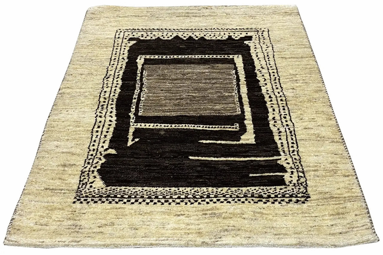 Alfombra Gabbeh de 109x81 cm en beige con un patrón cuadrado oscuro central