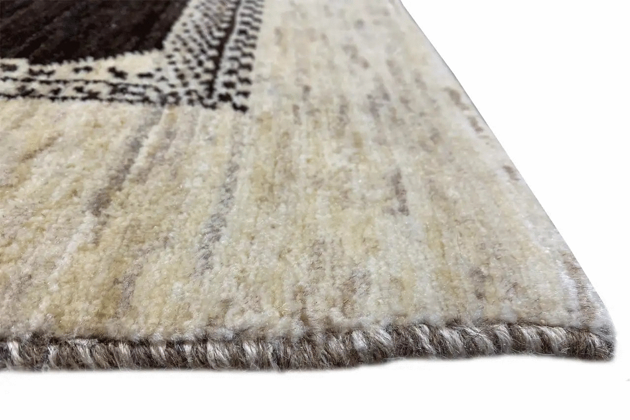 Detalle de alfombra Gabbeh: borde de lana mullido con una gruesa cenefa de flecos