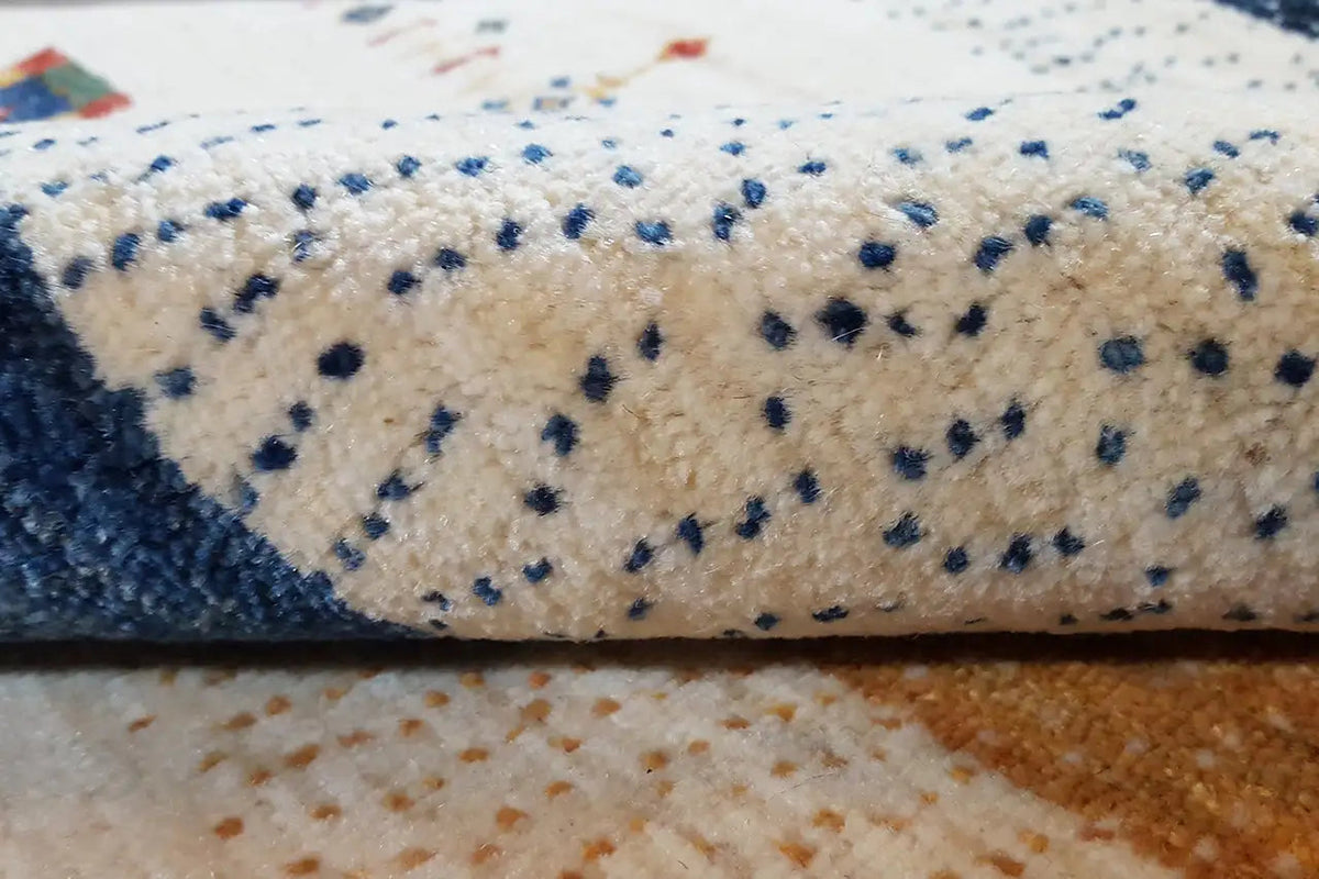 Alfombra Gabbeh Lori: detalle del pelo con puntadas densas en forma de puntos en azul y beige
