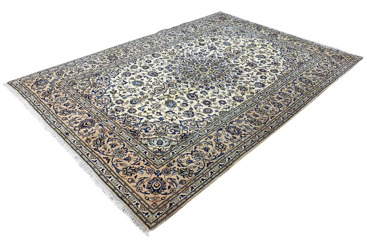 Alfombra Keshan rectangular con un pequeño motivo ornamental vintage en azul y beige