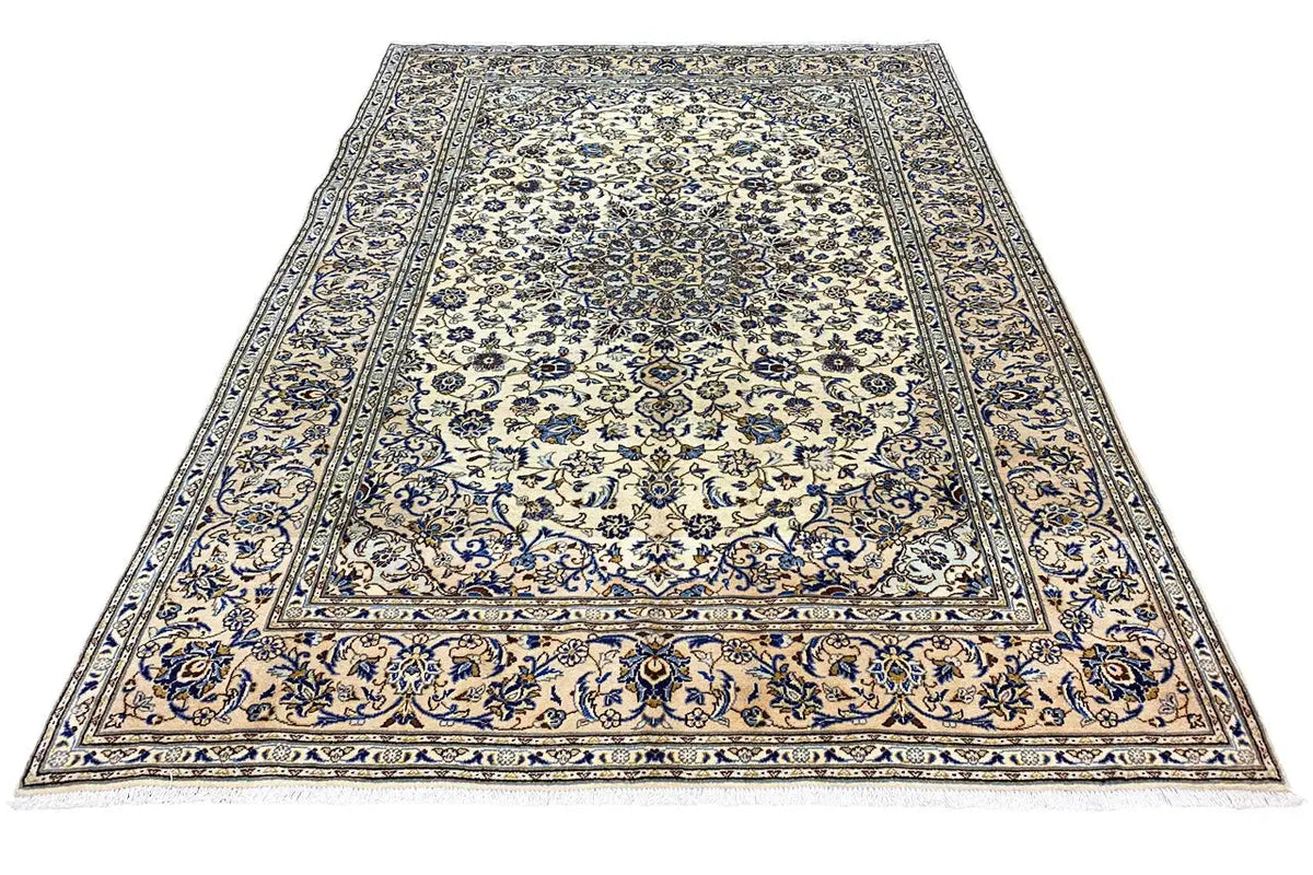 Alfombra Keshan con cenefas y diseño de medallón, detallado patrón azul y crema