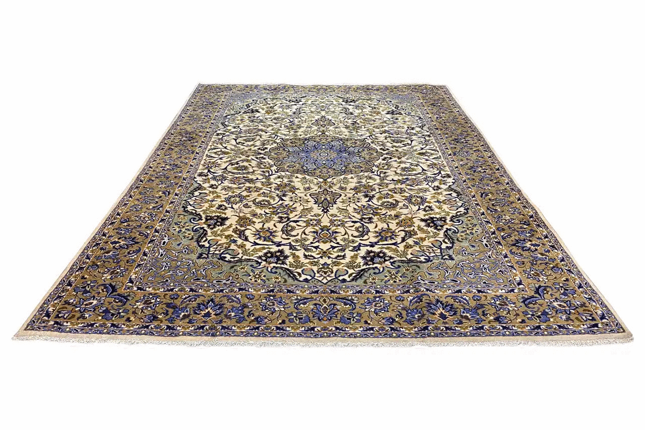 Alfombra Keshan con un patrón integral en tonos azules y beige de estilo vintage
